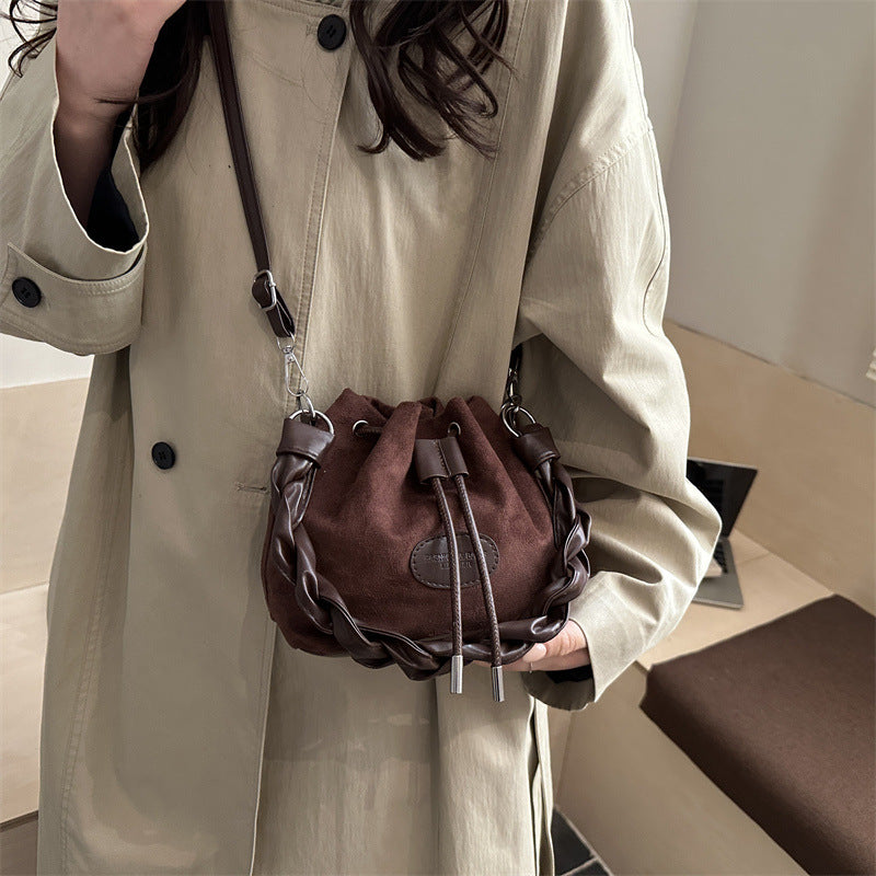 Damen Beuteltasche aus weichem Wildleder mit geflochtenem Design Nord Taschen