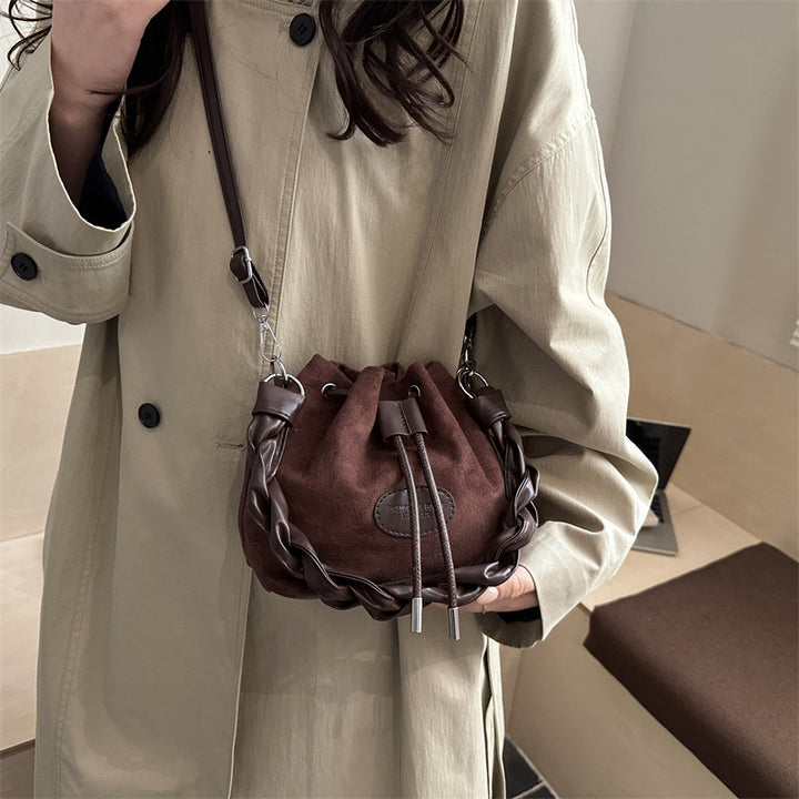Damen Beuteltasche aus weichem Wildleder mit geflochtenem Design Nord Taschen