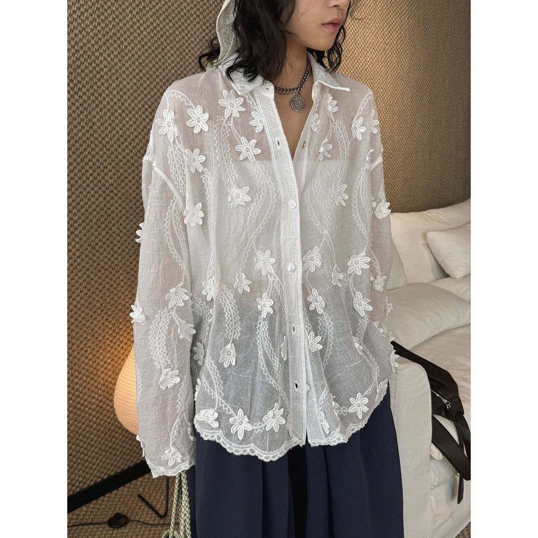 Damen Transparente Bluse mit 3D-Blütenstickerei, Hemdkragen und Knopfleiste Nord Taschen