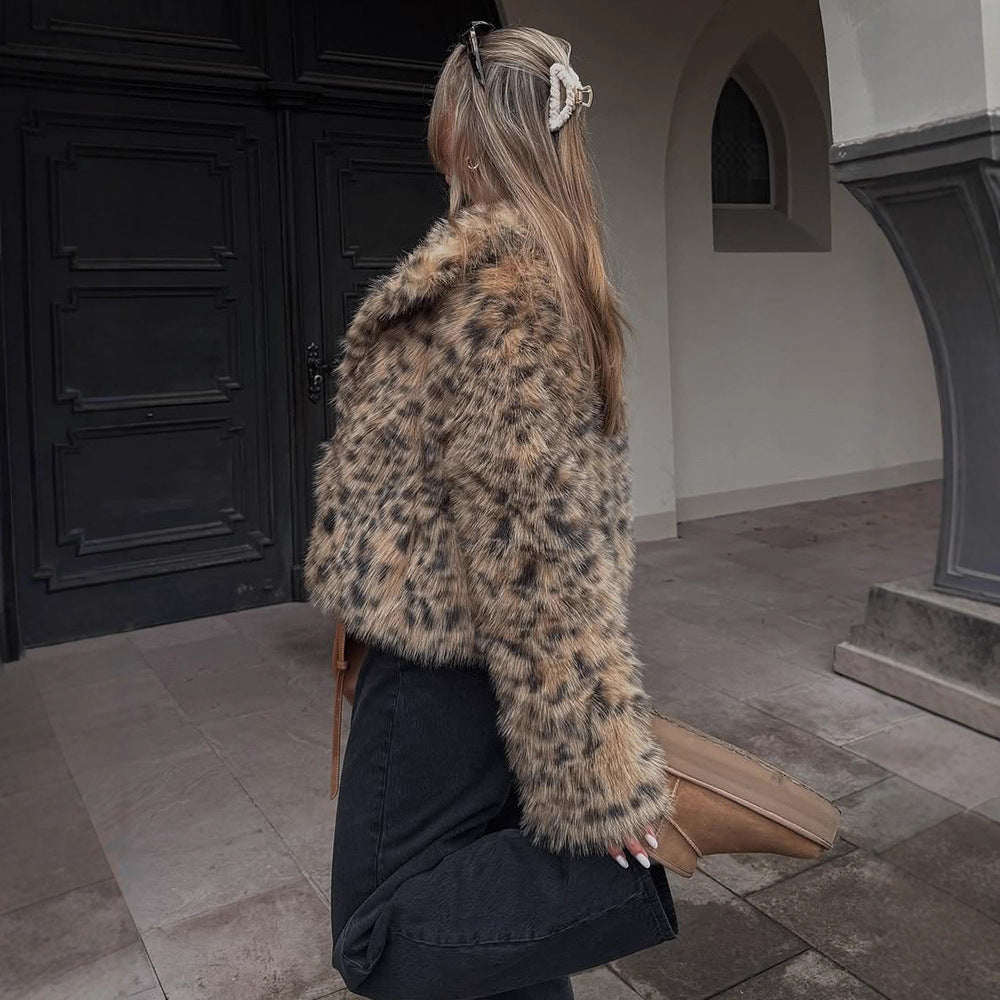 Damen Kurze Kunstpelzjacke im Leo-Muster mit kastiger Silhouette und weitem Kragen Nord Taschen