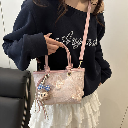 Damen elegante Umhängetasche mit floralem Design und charmantem Anhänger Nord Taschen