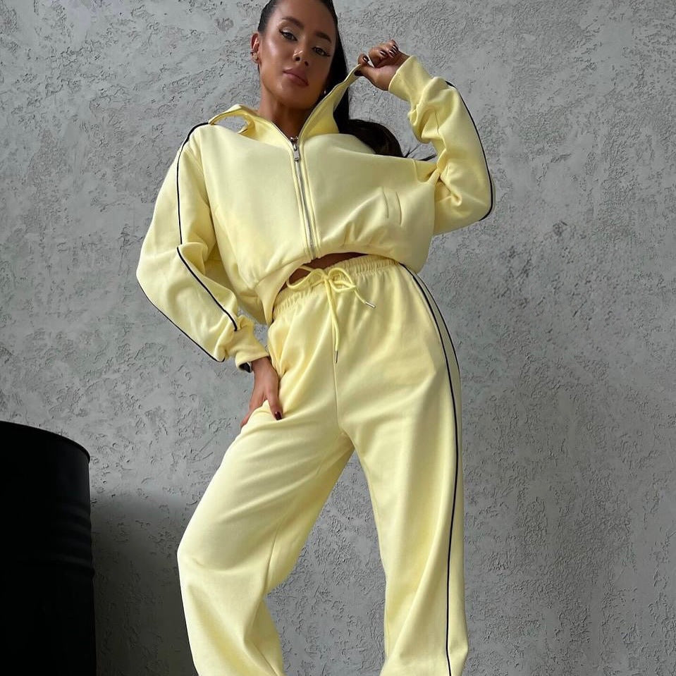 Damen lässiges Sweatset mit Stehkragen Reißverschluss gekürzter Jacke und hochtaillierter Schlaghose Nord Taschen