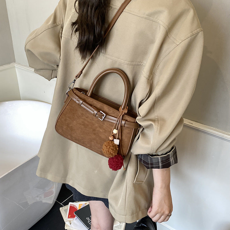Damen praktische Handtasche mit verstellbarem Schultergurt und modischem Anhänger Nord Taschen
