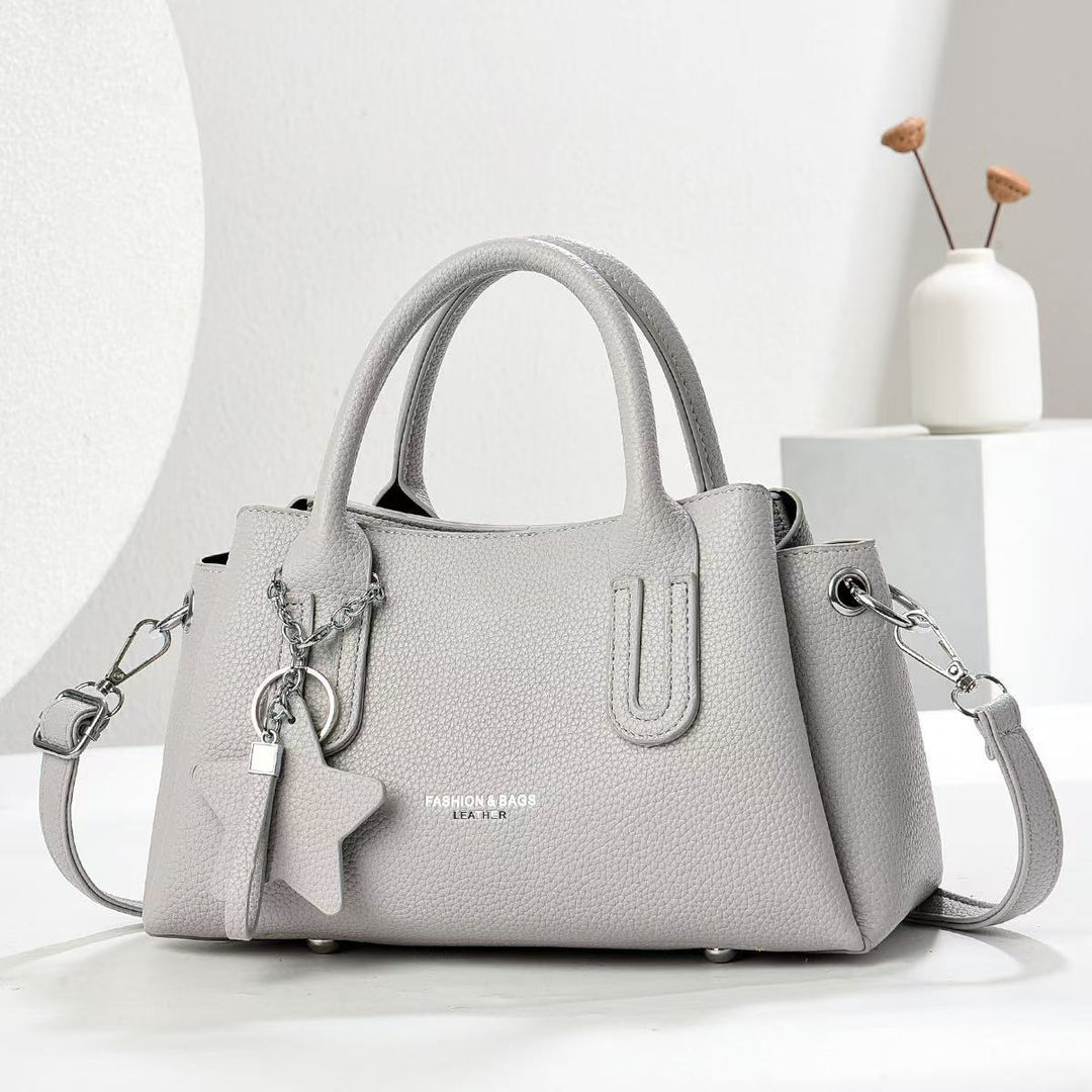 Damen elegante Umhängetasche mit strukturiertem Kunstleder und modischem Anhänger Nord Taschen
