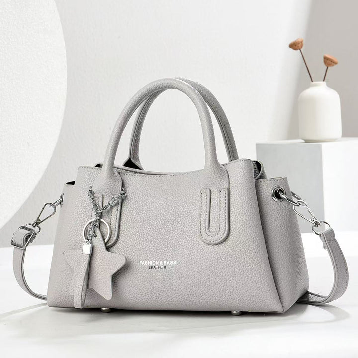 Damen elegante Umhängetasche mit strukturiertem Kunstleder und modischem Anhänger Nord Taschen