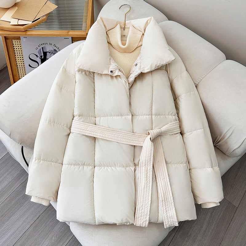 Damen nan taillierte Steppjacke mit breitem Stehkragen, gesteppter Bindegürtel und Rippenbündchen Nord Taschen