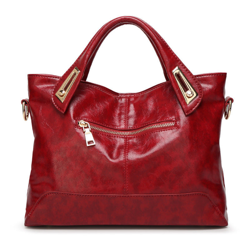 Damen Hobo-Tasche aus glänzendem Kunstleder mit eleganten Metallakzenten Nord Taschen