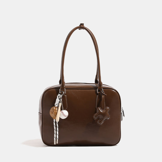 Damen Tragetasche mit stilvollen Anhängern und geräumigem Innenfach Nord Taschen