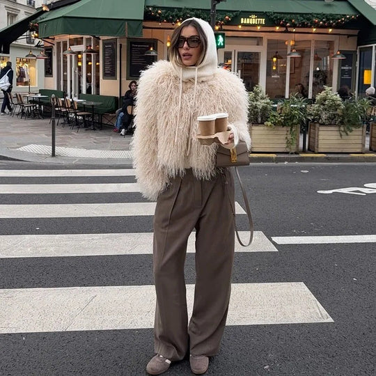 Damen kurze Bouclé‑Faux‑Fur‑Jacke mit voluminösem Langflor und kastiger Silhouette Nord Taschen