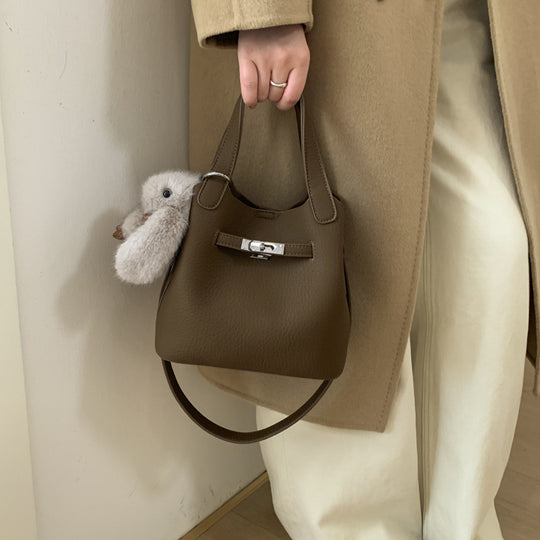 Damen Hobo Tasche aus hochwertigem Kunstleder mit abnehmbarem Plüschanhänger Nord Taschen