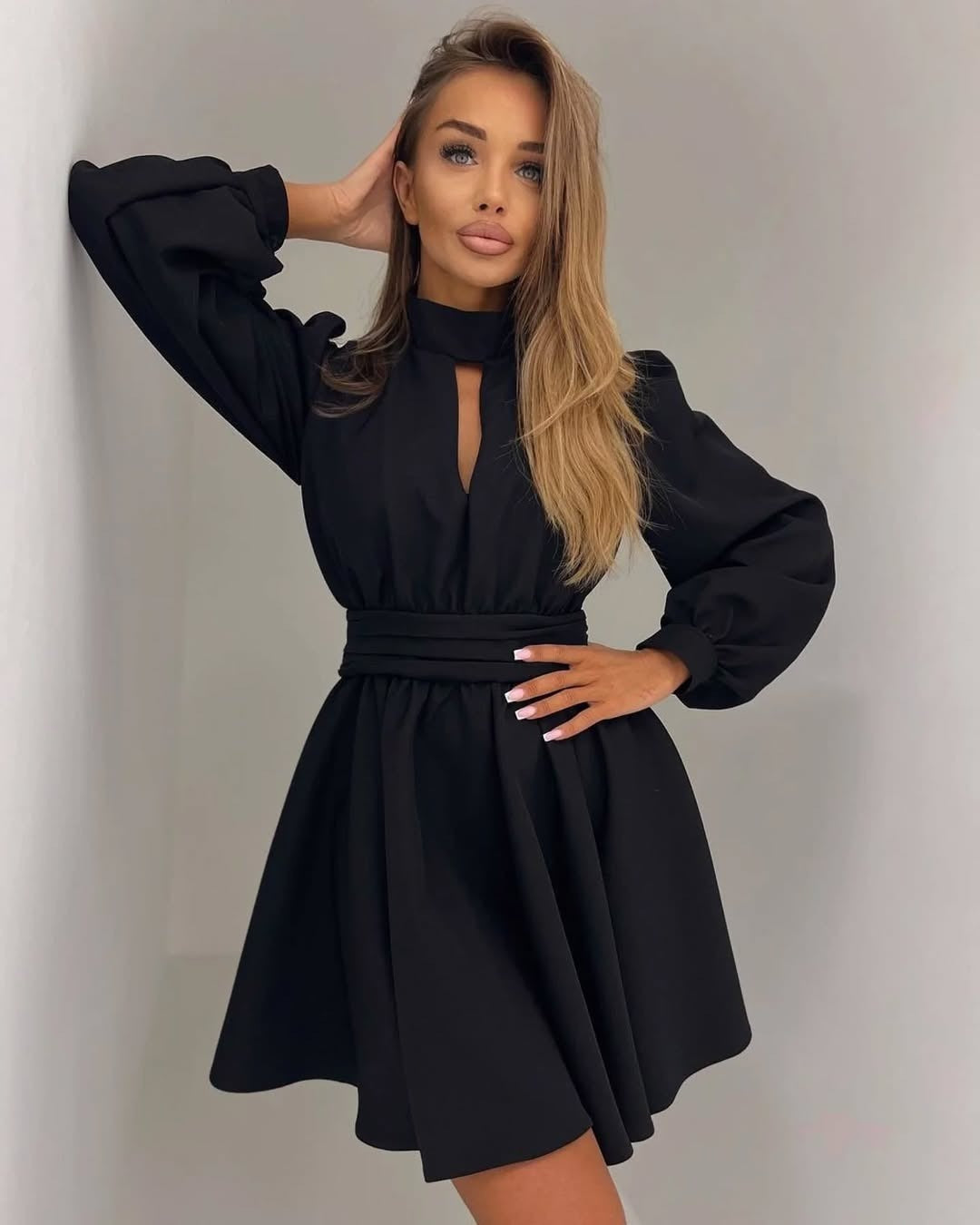 Damen Elegantes Kurzkleid mit Stehkragen, Cut-Out, weitem Glockenrock und Taillenschärpe Nord Taschen