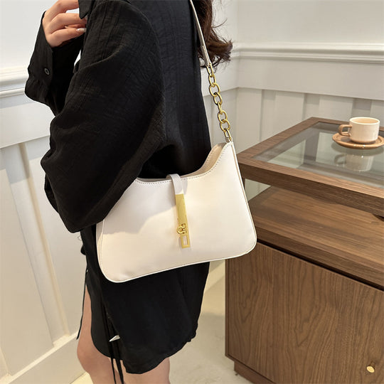 Damen Handtasche mit elegantem Kettenakzent und modernem Klappenverschluss Nord Taschen