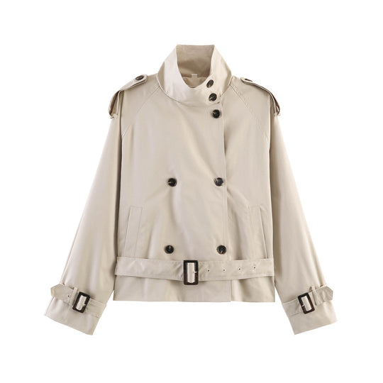 Damen 20+ kurzer Doppelreiher Trenchblouson im Boxy‑Cut mit Stehkragen Schulterklappen und verstellbarem Taillengürtel Nord Taschen