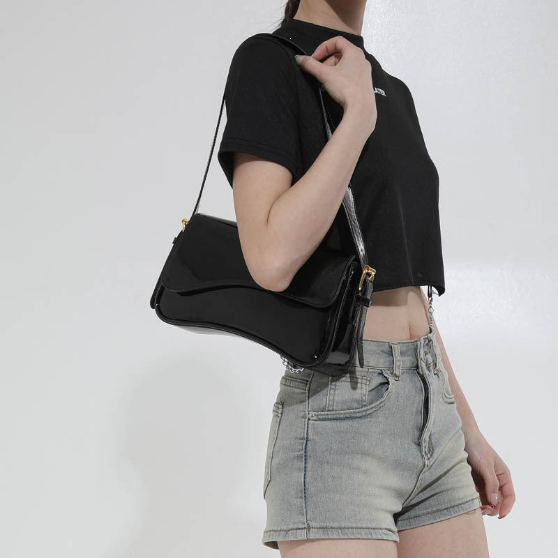 Damen elegante Schultertasche mit glänzendem Finish Nord Taschen