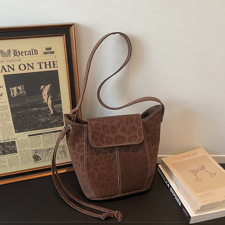 Damen Umhängetasche mit elegantem Leo-Muster und charmanten Details Nord Taschen