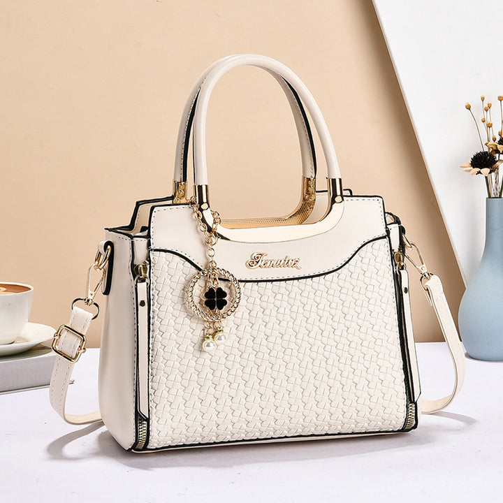 Damen Handtasche mit geflochtenem Design und eleganten Akzenten Nord Taschen
