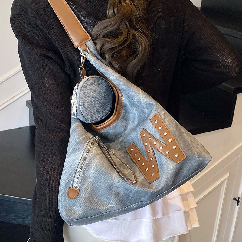 Damen Handtasche mit dekorativem Anhänger und praktischen Fächern Nord Taschen