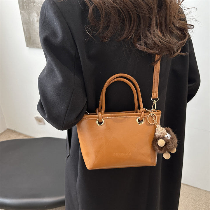 Damen modische Handtasche mit charmantem Anhänger und hochwertiger Verarbeitung Nord Taschen