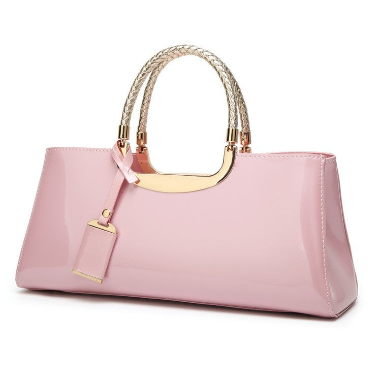 Damen Handtasche mit glänzender Oberfläche und elegantem Kettenakzent Nord Taschen