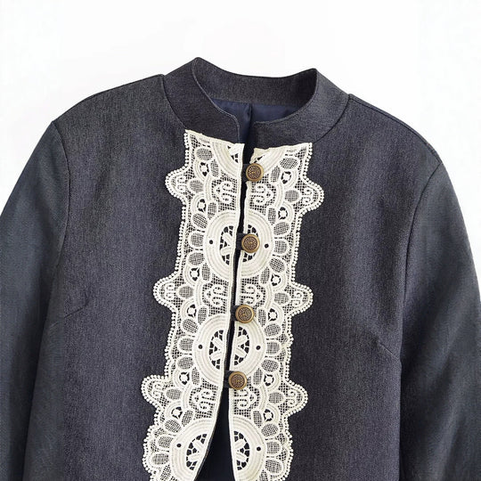 Damen Kurzblazer im Bolero‑Schnitt mit Spitzenbesatz und dekorativen Knöpfen Nord Taschen
