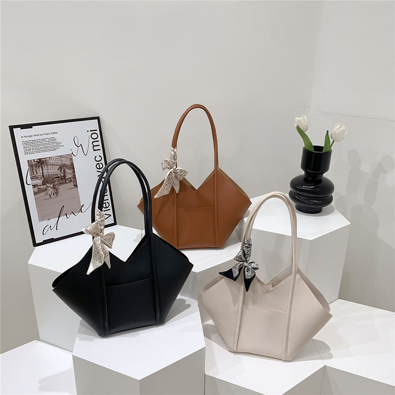 Damen hochwertige Tragetasche mit verspieltem Design und dekorativem Halstuch Nord Taschen
