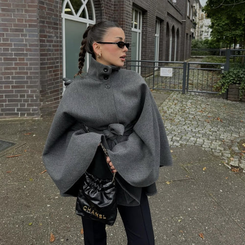 Damen 10+ Wollcape mit hohem Stehkragen, Dreiknopf‑Verschluss und Taillengürtel Nord Taschen
