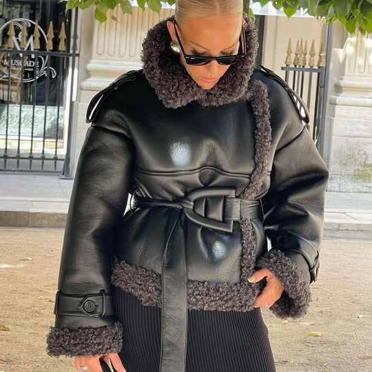 Damen Kurze Fliegerjacke aus Kunstleder mit Teddyfell-Kragen und Taillengürtel Nord Taschen