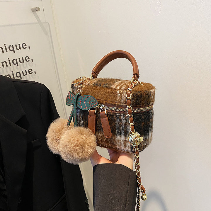 Damen stylische Handtasche mit einzigartigem pelzigen Anhänger Nord Taschen