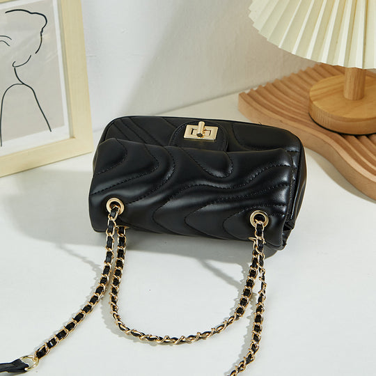 Damen Clutch-Tasche mit eleganter Steppung und goldenen Kettenakzenten Nord Taschen