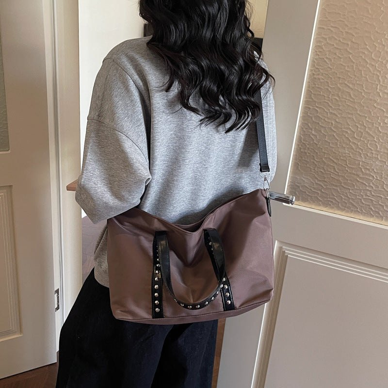 Damen elegante Shopper-Tasche mit Nieten und verstellbarem Schulterriemen Nord Taschen