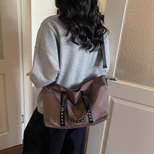 Damen elegante Shopper-Tasche mit Nieten und verstellbarem Schulterriemen Nord Taschen