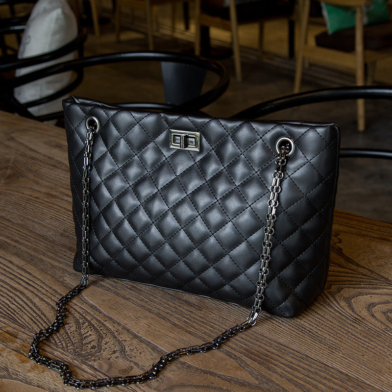 Damen Handtasche mit eleganter Steppung und modischem Kettenhenkel Nord Taschen
