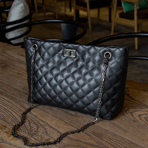 Damen Handtasche mit eleganter Steppung und modischem Kettenhenkel Nord Taschen