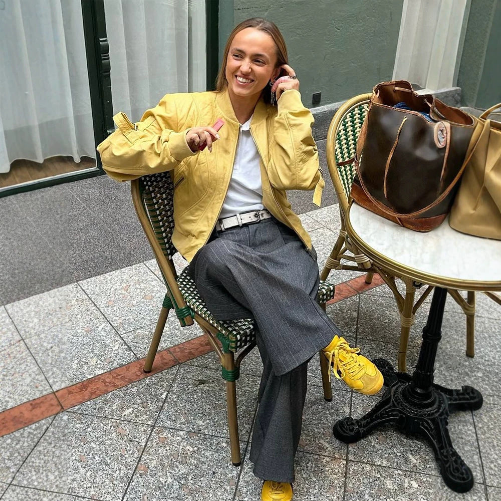 Damen Kurz‑Bomberjacke im Boxy‑Cut mit markanten Nahtdetails, Reißverschlusstaschen und gerippten Bündchen Nord Taschen