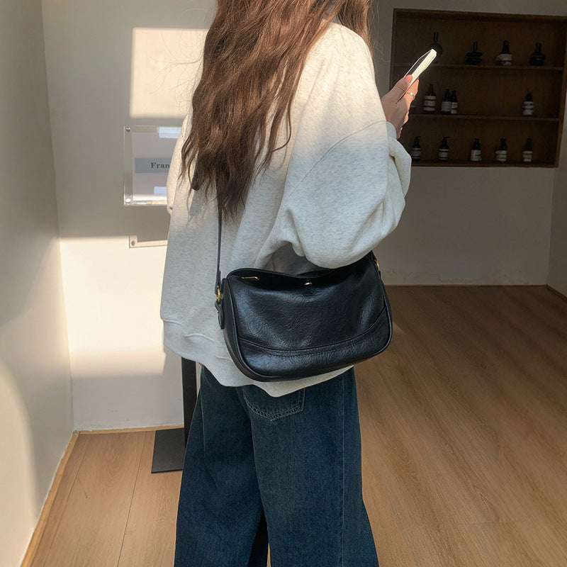 Damen elegante Umhängetasche mit geschwungenem Design und hochwertiger Oberflächenstruktur Nord Taschen