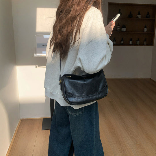 Damen elegante Umhängetasche mit geschwungenem Design und hochwertiger Oberflächenstruktur Nord Taschen