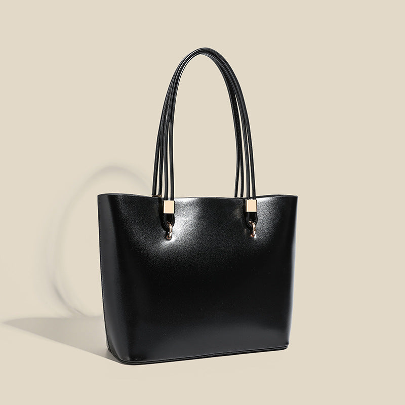 Damen Elegante Handtasche mit hochglänzender Oberfläche und goldenen Details Nord Taschen