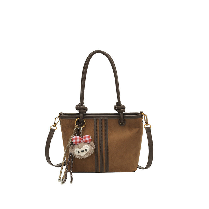 Damen Handtasche aus weichem Wildleder mit charmantem Anhänger Nord Taschen