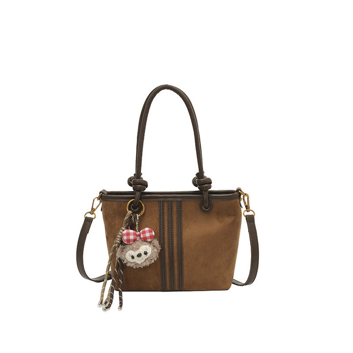 Damen Handtasche aus weichem Wildleder mit charmantem Anhänger Nord Taschen