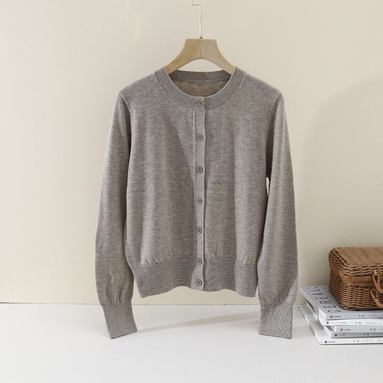 Damen Feiner Knopf-Cardigan mit Rundhalsausschnitt, schmaler Passform und Rippenabschlüssen Nord Taschen