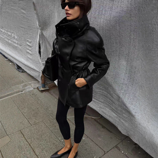 Damen Regenjacke aus Lederoptik mit hohem Stehkragen, Taillenzug und Druckknopffront Nord Taschen
