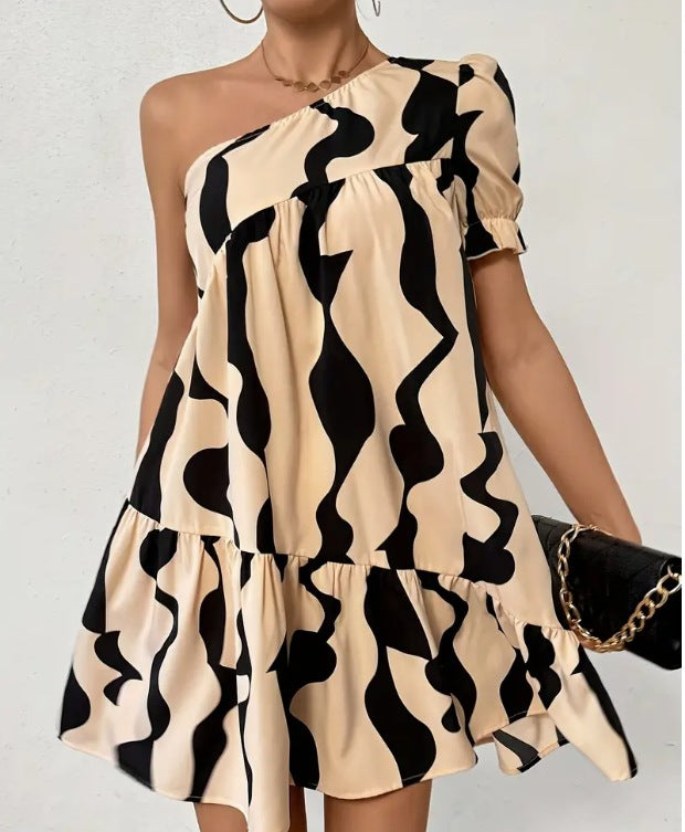 Damen Asymmetrisches Minikleid mit Volant und grafischem Muster Nord Taschen