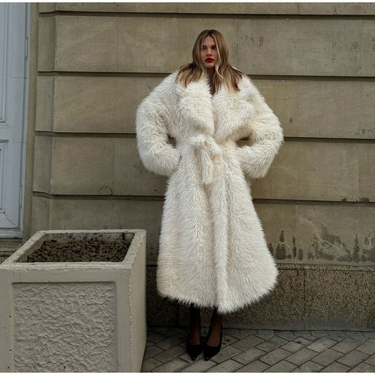 Damen Extravaganter Hochflor-Kunstpelz-Mantel mit Oversize‑Silhouette und tiefem Schalkragen Nord Taschen