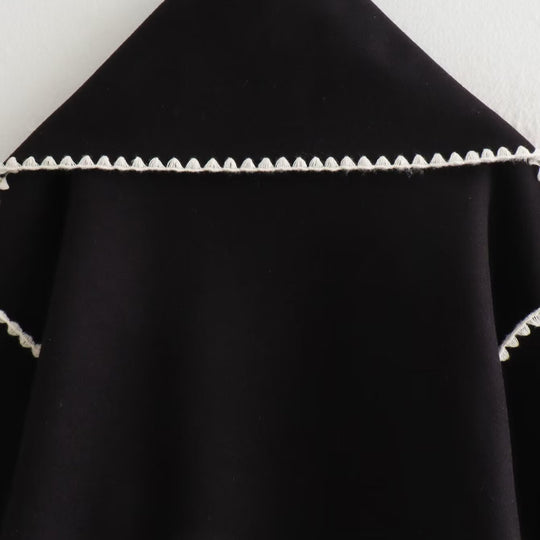Damen Kurze Capejacke im Vintage-Stil mit übergroßem Schalkragen, kontrastierender Zierkante und Fransenbesatz Nord Taschen