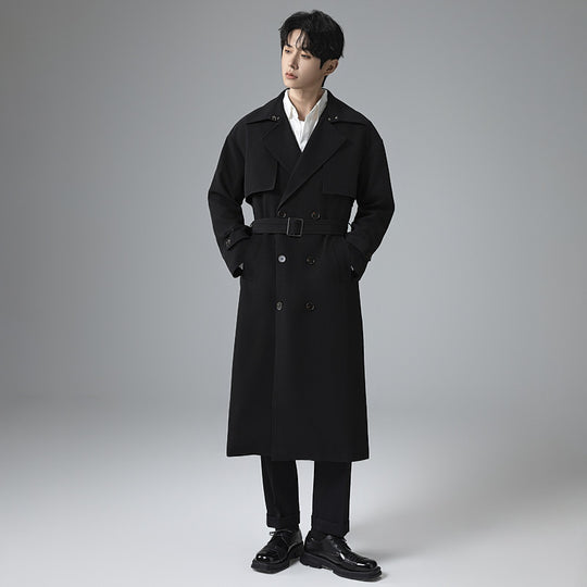 Herren Trenchcoat im minimalistischen Doppelreiher mit breitem Schalkragen und Taillengürtel Nord Taschen