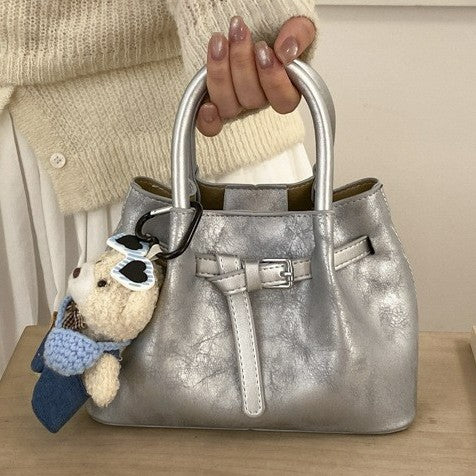 Damen modische Handtasche mit verspieltem Bärenanhänger Nord Taschen