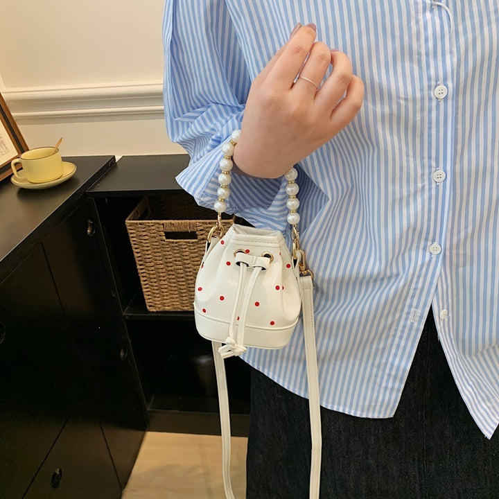 Damen Beuteltasche mit eleganter Perlenkette und verspieltem Punktdesign Nord Taschen