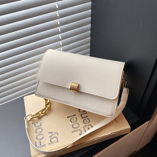 Damen Clutch aus hochwertigem Kunstleder mit dekorativem Kettenriemen Nord Taschen