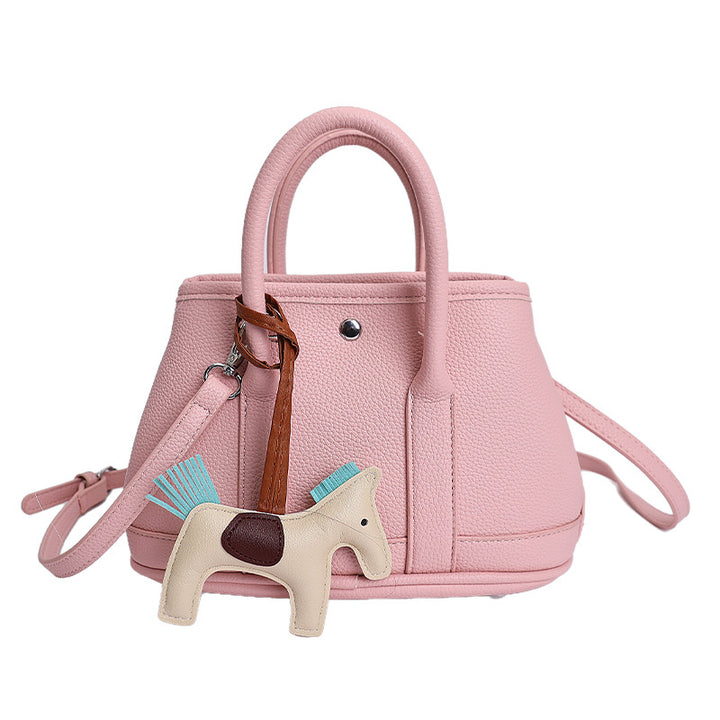 Damen Handtasche mit elegantem Design und verspieltem Anhänger Nord Taschen