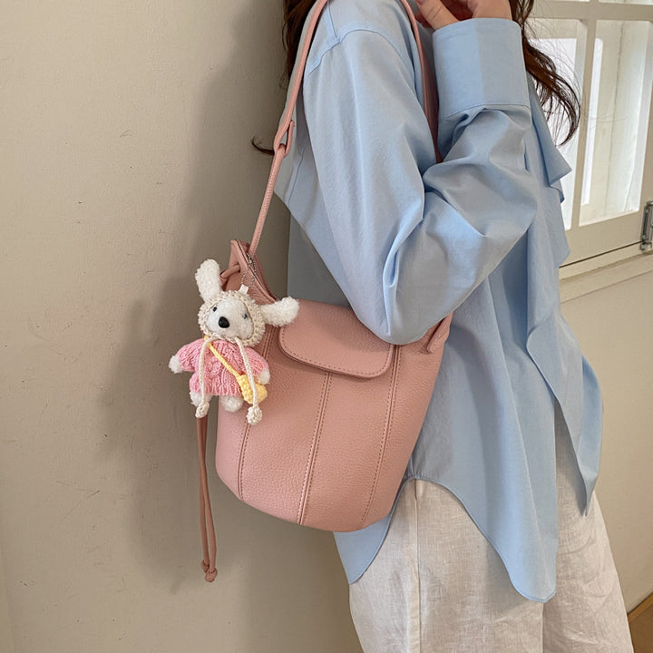 Damen Handtasche mit verspieltem Tieranhänger Nord Taschen